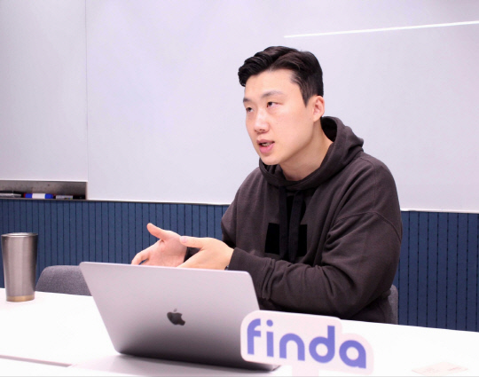 지난 29일 서울 강남구 핀다 사옥에서 기자와 만난 정상연 핀다 프로덕트 그룹 리드(이사)가 기자의 질문에 답변을 하고 있다.  <핀다 제공>